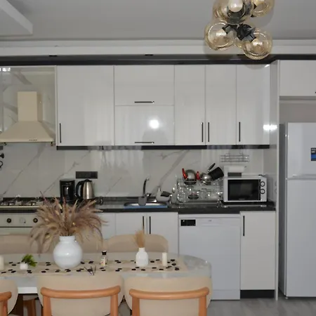 Fethiyede Evinizdeki Rahatligin Adresi 4 1 Salon 8 Yatak 2 Banyo Ihtiyaciniz Olan Tuem Esyalar Vardir Lejlighed Fethiye